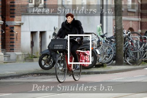Amsterdam 1 februari 2020
Chazia Mourali met haar man op de fiets in Amsterdam zuid