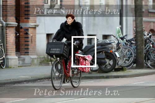 Amsterdam 1 februari 2020
Chazia Mourali met haar man op de fiets in Amsterdam zuid