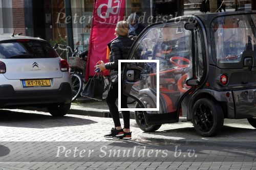 Amsterdam 12 maart 2020
Connie Witteman doet boodschappen met haar Biro . Daarna gaat ze naar de bank