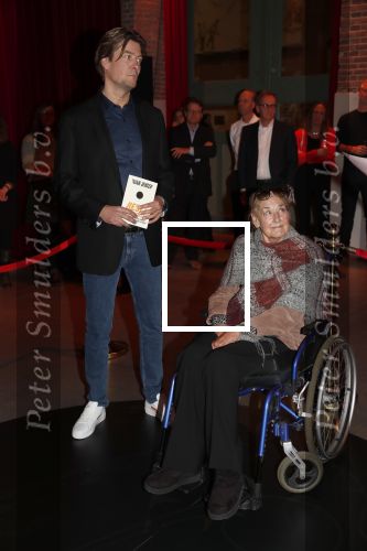 Amsterdam 16 januari 2020
Boekpresentatie Daan Jensen . Daan reikt het eerste boek uit aan zijn moeder.