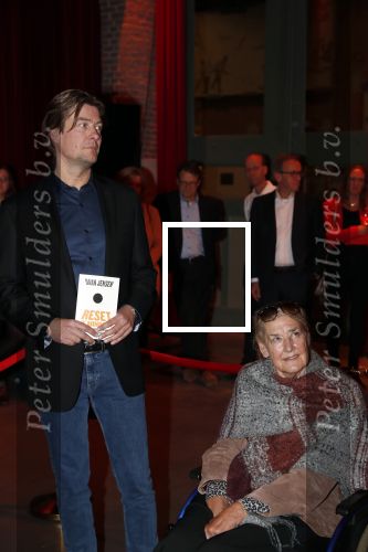 Amsterdam 16 januari 2020
Boekpresentatie Daan Jensen . Daan reikt het eerste boek uit aan zijn moeder.