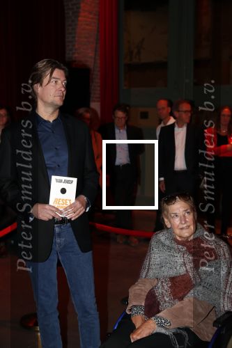 Amsterdam 16 januari 2020
Boekpresentatie Daan Jensen . Daan reikt het eerste boek uit aan zijn moeder.