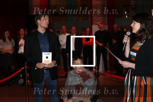 Amsterdam 16 januari 2020
Boekpresentatie Daan Jensen . Daan reikt het eerste boek uit aan zijn moeder.