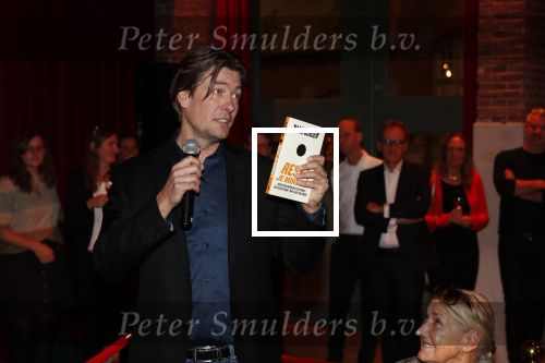 Amsterdam 16 januari 2020
Boekpresentatie Daan Jensen . Daan reikt het eerste boek uit aan zijn moeder.