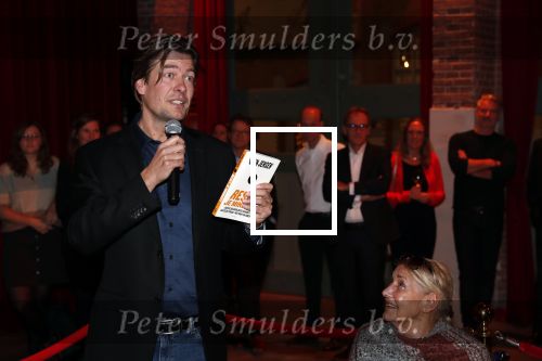 Amsterdam 16 januari 2020
Boekpresentatie Daan Jensen . Daan reikt het eerste boek uit aan zijn moeder.