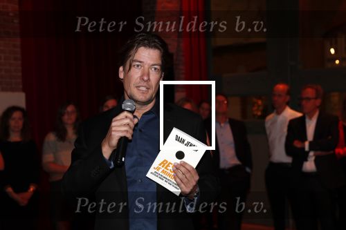 Amsterdam 16 januari 2020
Boekpresentatie Daan Jensen . Daan reikt het eerste boek uit aan zijn moeder.