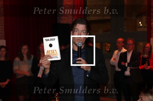 Amsterdam 16 januari 2020
Boekpresentatie Daan Jensen . Daan reikt het eerste boek uit aan zijn moeder.