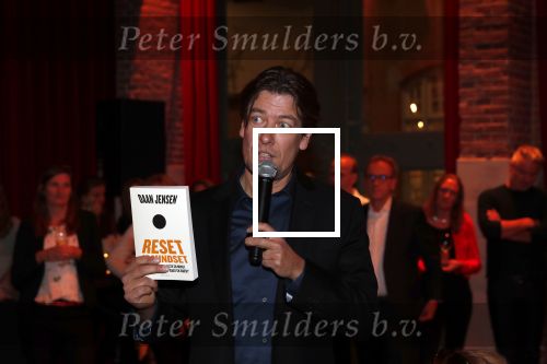 Amsterdam 16 januari 2020
Boekpresentatie Daan Jensen . Daan reikt het eerste boek uit aan zijn moeder.