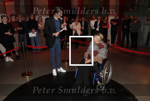 Amsterdam 16 januari 2020
Boekpresentatie Daan Jensen . Daan reikt het eerste boek uit aan zijn moeder.