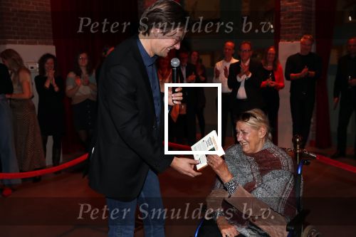 Amsterdam 16 januari 2020
Boekpresentatie Daan Jensen . Daan reikt het eerste boek uit aan zijn moeder.