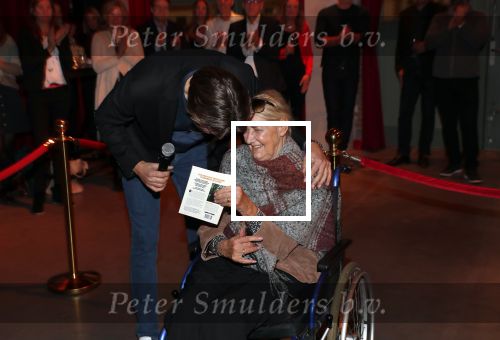 Amsterdam 16 januari 2020
Boekpresentatie Daan Jensen . Daan reikt het eerste boek uit aan zijn moeder.