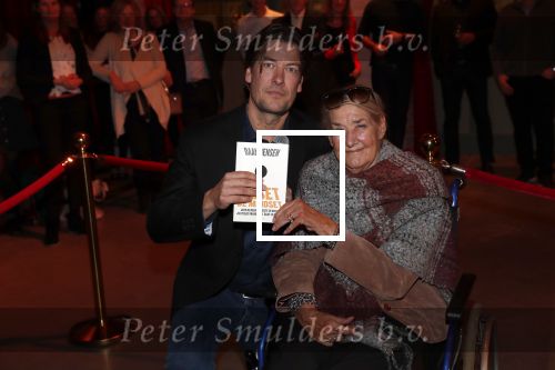 Amsterdam 16 januari 2020
Boekpresentatie Daan Jensen . Daan reikt het eerste boek uit aan zijn moeder.