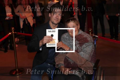 Amsterdam 16 januari 2020
Boekpresentatie Daan Jensen . Daan reikt het eerste boek uit aan zijn moeder.