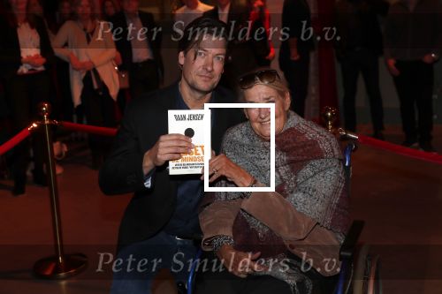 Amsterdam 16 januari 2020
Boekpresentatie Daan Jensen . Daan reikt het eerste boek uit aan zijn moeder.