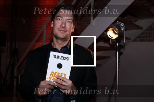 Amsterdam 16 januari 2020
Boekpresentatie Daan Jensen . Daan reikt het eerste boek uit aan zijn moeder.
