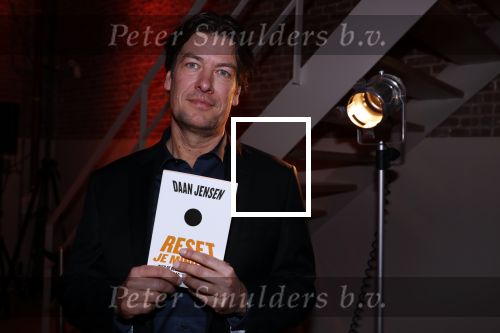 Amsterdam 16 januari 2020
Boekpresentatie Daan Jensen . Daan reikt het eerste boek uit aan zijn moeder.