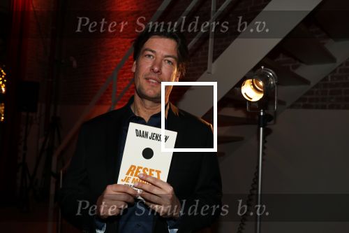 Amsterdam 16 januari 2020
Boekpresentatie Daan Jensen . Daan reikt het eerste boek uit aan zijn moeder.