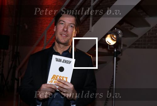 Amsterdam 16 januari 2020
Boekpresentatie Daan Jensen . Daan reikt het eerste boek uit aan zijn moeder.