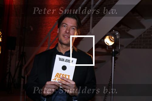 Amsterdam 16 januari 2020
Boekpresentatie Daan Jensen . Daan reikt het eerste boek uit aan zijn moeder.