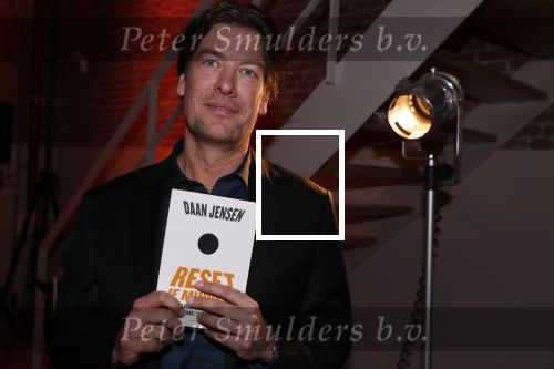 Amsterdam 16 januari 2020
Boekpresentatie Daan Jensen . Daan reikt het eerste boek uit aan zijn moeder.