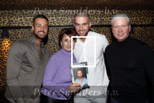 Amsterdam 10 februari 2020
Boek presentatie Donny Roelvink bij Mama Kelly.
Zijn ouders Dries Lucienne Kenter en broer Dave waren natuurlijk aanwezig.
