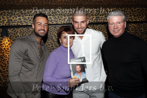 Amsterdam 10 februari 2020
Boek presentatie Donny Roelvink bij Mama Kelly.
Zijn ouders Dries Lucienne Kenter en broer Dave waren natuurlijk aanwezig.