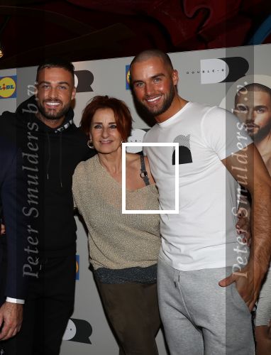 Amsterdam, 20 Februari 2020
Presentatie ondergoed en jogging kleding
door Lidl Gebroeders Dave Roelvink Donny Roelvink en ouders Dries Roelvink Honoria Roelvink Lucienne Kenter