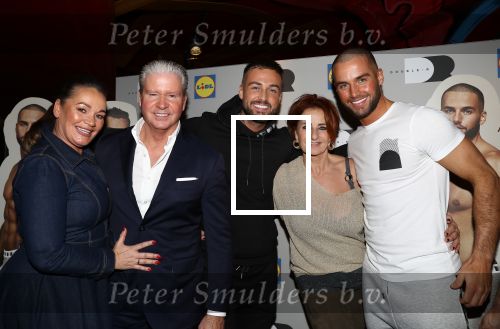Amsterdam, 20 Februari 2020
Presentatie ondergoed en jogging kleding
door Lidl Gebroeders Dave Roelvink Donny Roelvink en ouders Dries Roelvink Honoria Roelvink Lucienne Kenter