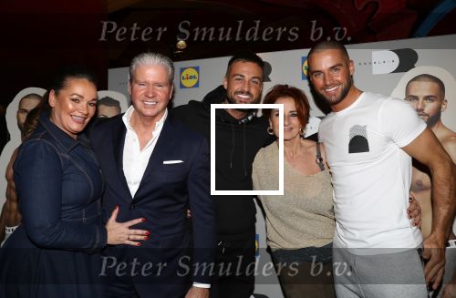 Amsterdam, 20 Februari 2020
Presentatie ondergoed en jogging kleding
door Lidl Gebroeders Dave Roelvink Donny Roelvink en ouders Dries Roelvink Honoria Roelvink Lucienne Kenter