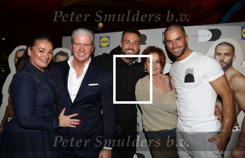 Amsterdam, 20 Februari 2020
Presentatie ondergoed en jogging kleding
door Lidl Gebroeders Dave Roelvink Donny Roelvink en ouders Dries Roelvink Honoria Roelvink Lucienne Kenter