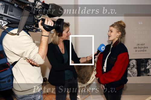 Bussum 3 maart 2020
Opening nieuwe pand en boekpresentatie van Vivian Reijs. Wendy v Dijk ontvangt het eerste boek . Vivian met dochter Day Ewbank