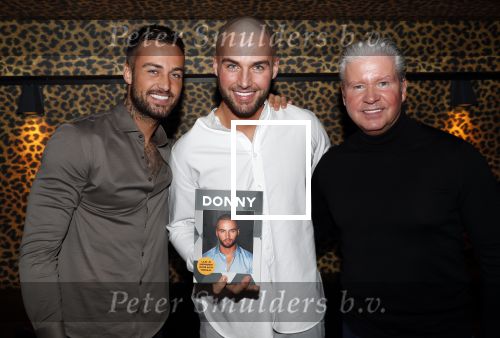 Amsterdam 10 februari 2020
Boek presentatie Donny Roelvink bij Mama Kelly.
Zijn ouders Dries Lucienne Kenter en broer Dave waren natuurlijk aanwezig.