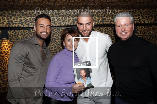 Amsterdam 10 februari 2020
Boek presentatie Donny Roelvink bij Mama Kelly.
Zijn ouders Dries Lucienne Kenter en broer Dave waren natuurlijk aanwezig.