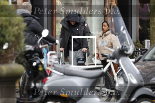 Amsterdam 27 januari 2020
Donyell Malen op krukken met zijn vriendin Liesje Chanayla op de beethovenstraat.