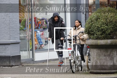 Amsterdam 27 januari 2020
Donyell Malen op krukken met zijn vriendin Liesje Chanayla op de beethovenstraat.