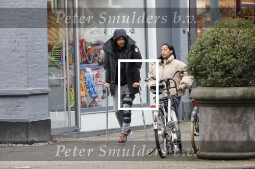 Amsterdam 27 januari 2020
Donyell Malen op krukken met zijn vriendin Liesje Chanayla op de beethovenstraat.