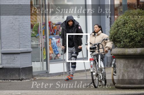 Amsterdam 27 januari 2020
Donyell Malen op krukken met zijn vriendin Liesje Chanayla op de beethovenstraat.