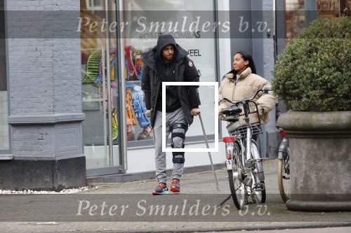 Amsterdam 27 januari 2020
Donyell Malen op krukken met zijn vriendin Liesje Chanayla op de beethovenstraat.