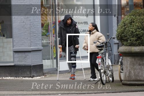 Amsterdam 27 januari 2020
Donyell Malen op krukken met zijn vriendin Liesje Chanayla op de beethovenstraat.