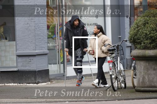Amsterdam 27 januari 2020
Donyell Malen op krukken met zijn vriendin Liesje Chanayla op de beethovenstraat.