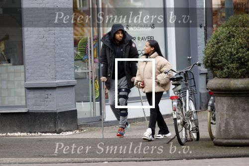 Amsterdam 27 januari 2020
Donyell Malen op krukken met zijn vriendin Liesje Chanayla op de beethovenstraat.