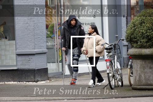Amsterdam 27 januari 2020
Donyell Malen op krukken met zijn vriendin Liesje Chanayla op de beethovenstraat.