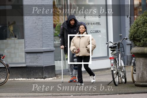 Amsterdam 27 januari 2020
Donyell Malen op krukken met zijn vriendin Liesje Chanayla op de beethovenstraat.