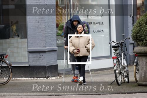 Amsterdam 27 januari 2020
Donyell Malen op krukken met zijn vriendin Liesje Chanayla op de beethovenstraat.