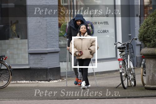 Amsterdam 27 januari 2020
Donyell Malen op krukken met zijn vriendin Liesje Chanayla op de beethovenstraat.