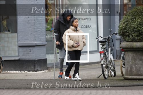 Amsterdam 27 januari 2020
Donyell Malen op krukken met zijn vriendin Liesje Chanayla op de beethovenstraat.
