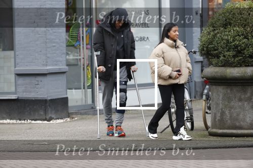 Amsterdam 27 januari 2020
Donyell Malen op krukken met zijn vriendin Liesje Chanayla op de beethovenstraat.