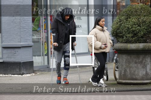 Amsterdam 27 januari 2020
Donyell Malen op krukken met zijn vriendin Liesje Chanayla op de beethovenstraat.