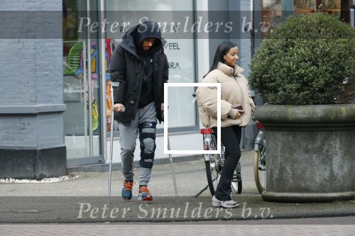 Amsterdam 27 januari 2020
Donyell Malen op krukken met zijn vriendin Liesje Chanayla op de beethovenstraat.