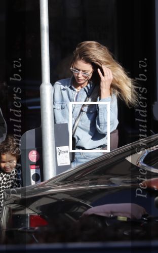 Amsterdam 7 februari 2020
Doutzen Kroes en haar man Sunnery James doen boodschappen met hun dochtertje op de cornelis schuytstraat